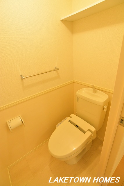 トイレ　上部に収納棚のある温水洗浄暖房便座付のトイレです。