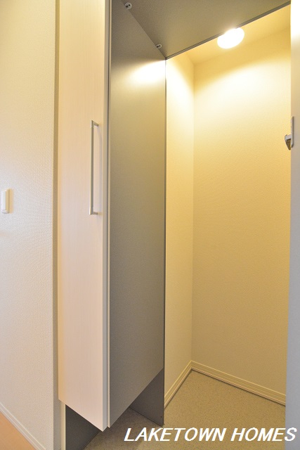 玄関　玄関ホールと玄関収納です。