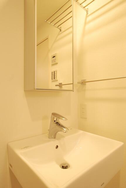 洗面設備　独立洗面台で身支度をすべて済ませてしまいましょう