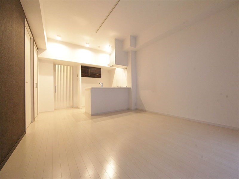 居室・リビング　ＬＤＫ12帖　カウンターキッチン　エアコン完備　バルコニー