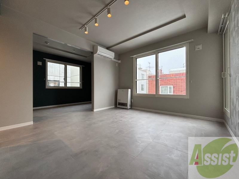 居室・リビング　木目のフローリングは落ち着きのある印象のお部屋になりますね！