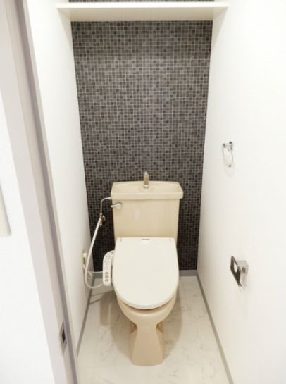 トイレ　別部屋参考写真・壁紙白になります。