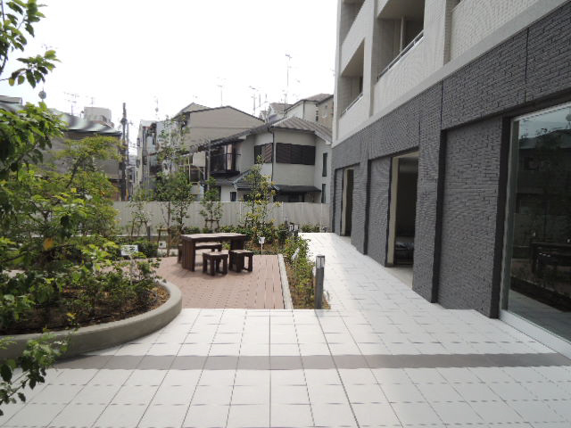 エントランス　落ち着いたエントランスです