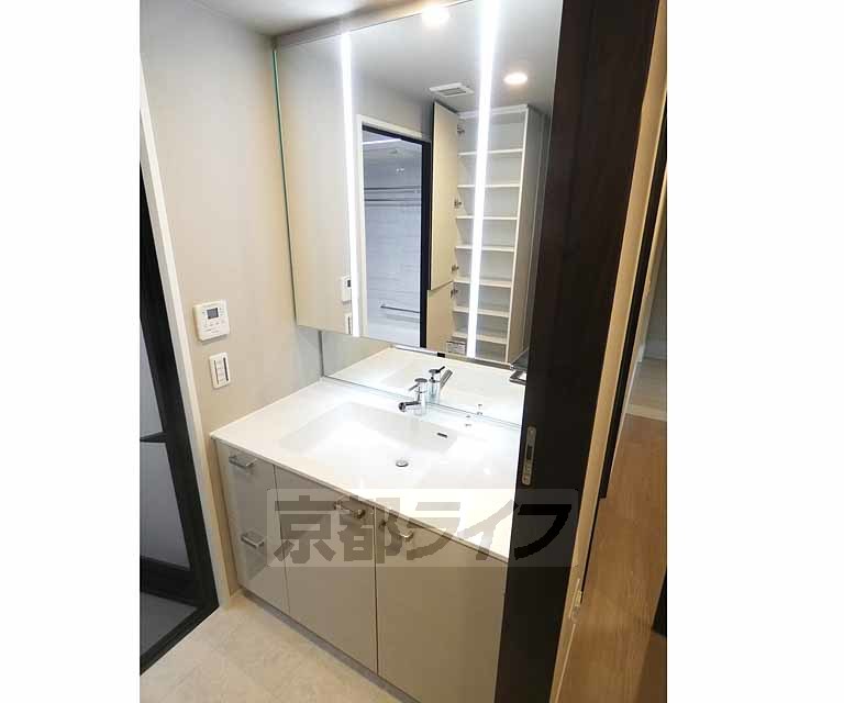 洗面設備　広々した洗面台。