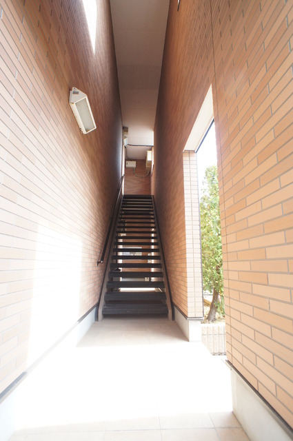 その他　雨が降っても安心な共用階段