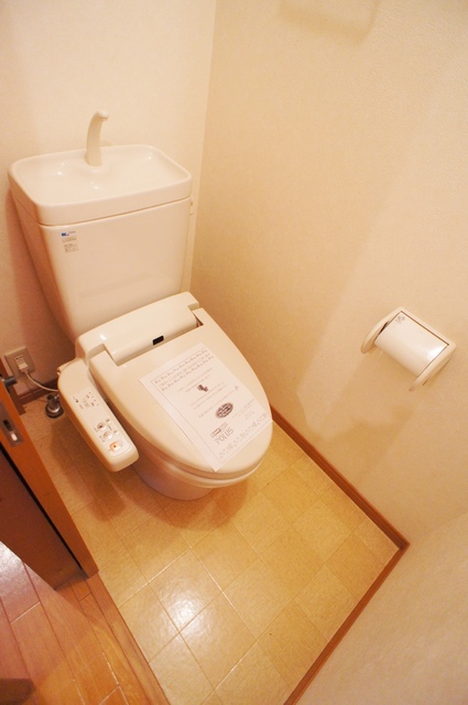 トイレ　トイレは快適な温水洗浄便座付