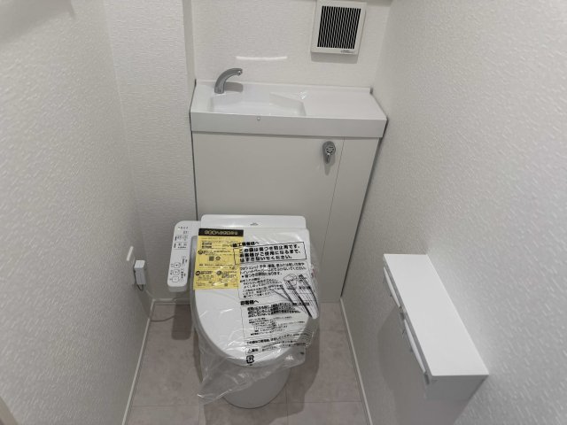 トイレ　落ち着いた色調のトイレです