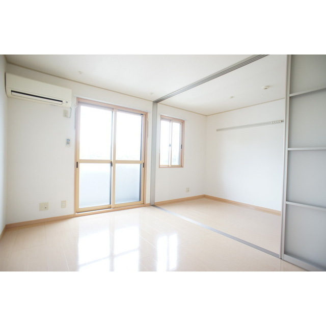 居室・リビング　高い天井の室内で随所に気遣いを感じます☆