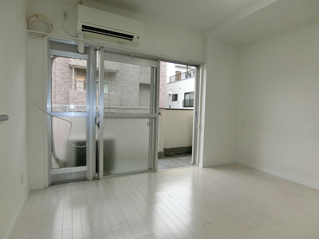 居室・リビング　南向き・ワイドサッシ採用で明るい室内。