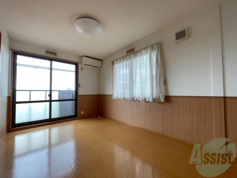 居室・リビング　広々として、家具関係も問題なく置けそうですね。