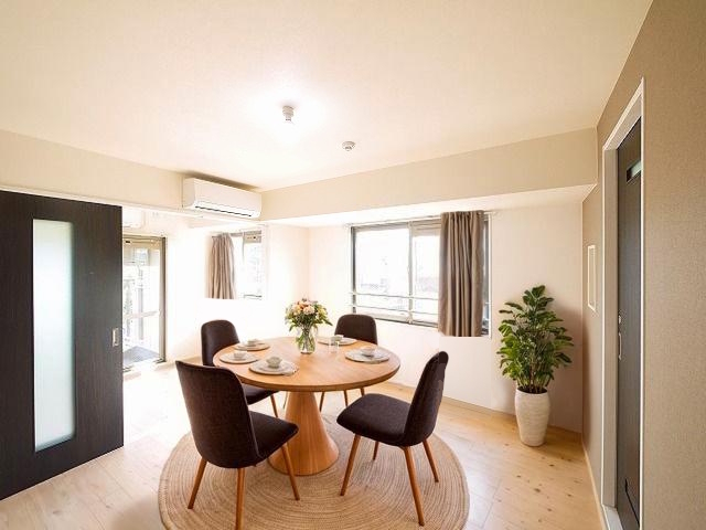 居室・リビング　CGで家具等を配置したもので家具等は含まれません。