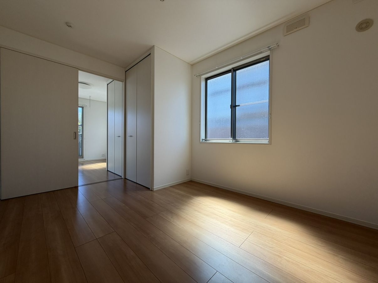 その他部屋・スペース　風通しも良い寝室です☆