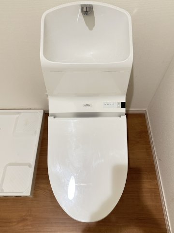 トイレ　写真：設備同仕様の別物件です