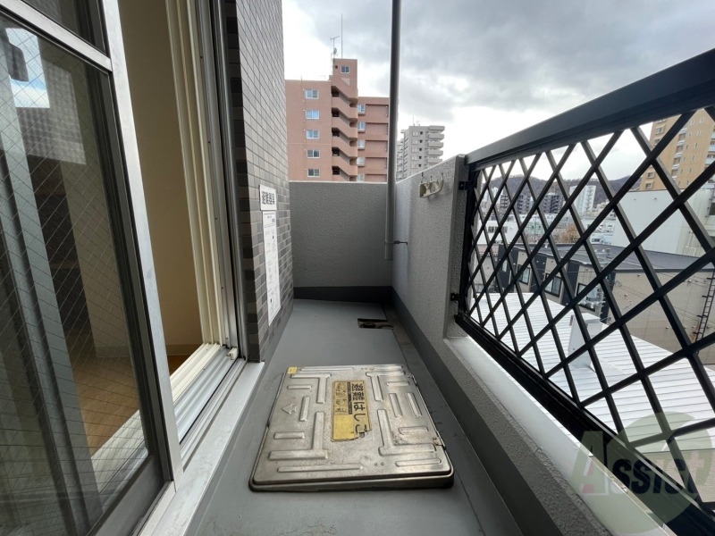 バルコニー　別角度から寝室を撮ってみました。家具の配置もしやすそう。