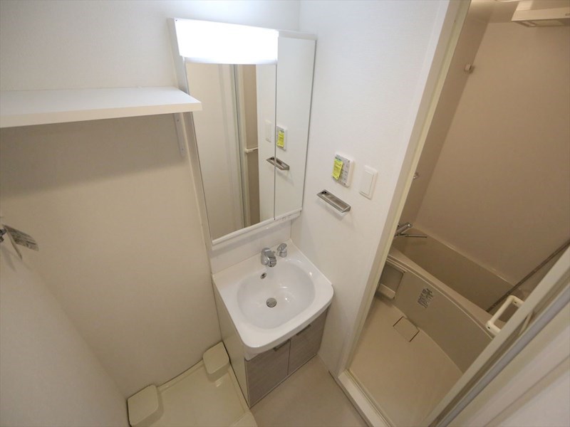 洗面設備　脱衣所　独立洗面台（シャンプードレッサー付）収納スペース有
