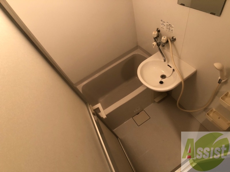 バス・シャワールーム　こちらはお風呂。一日の疲れをここで癒してください。