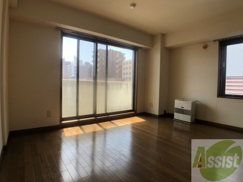 居室・リビング　１１帖の洋室です。広々として、きれいですね。