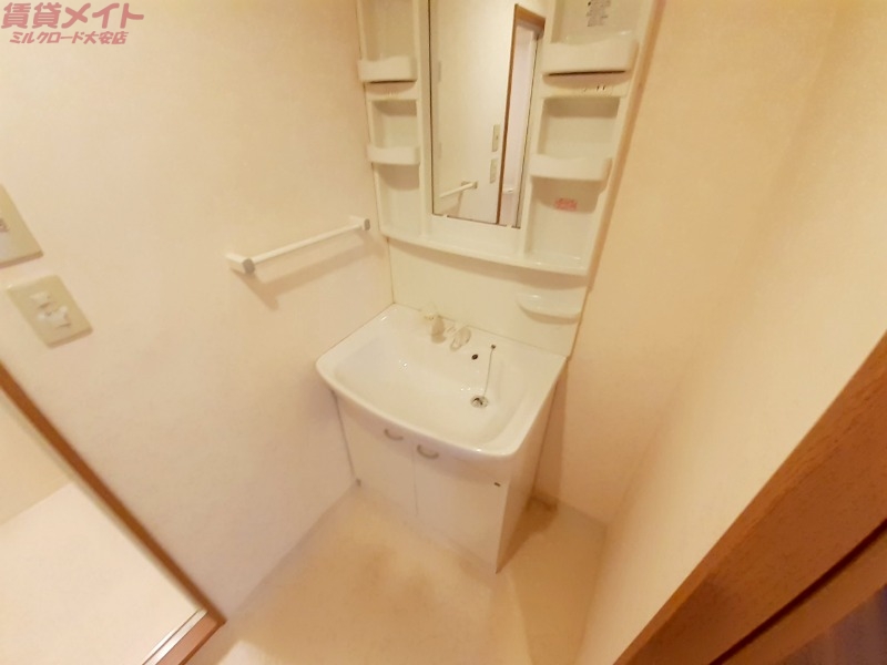 洗面設備　※同物件別部屋の参考写真
