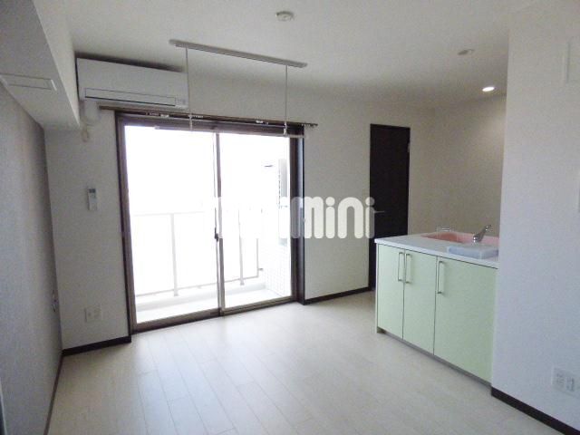 居室・リビング　白を基調とした明るいお部屋です