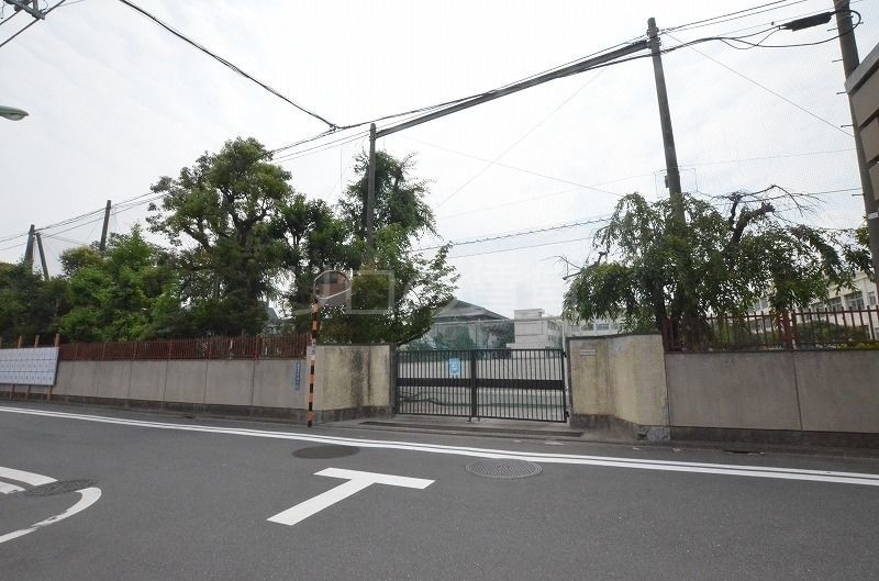 中学校　糀谷中学校（中学校）まで683m