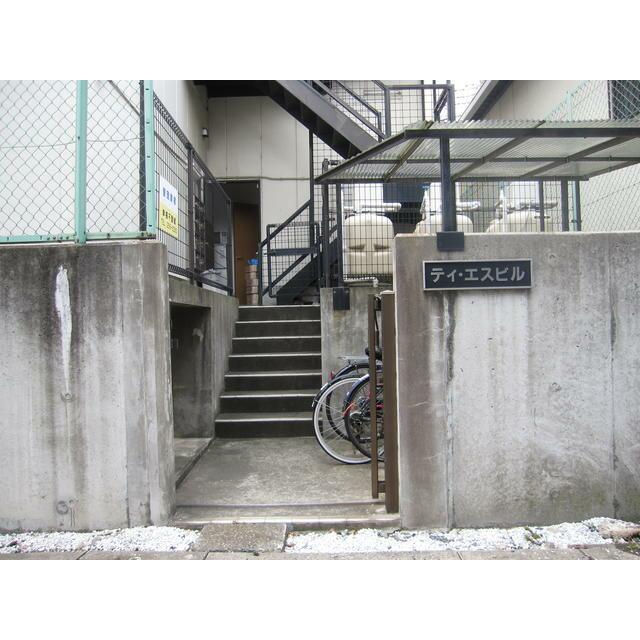 エントランス　道路の反対側から入ります。