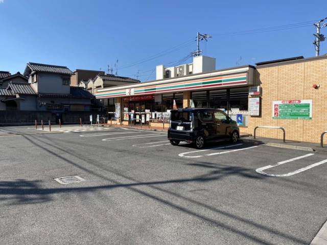 コンビニ　セブンイレブン（コンビニ）まで833m