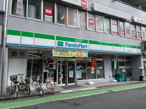 コンビニ　ファミリーマート（コンビニ）まで64m