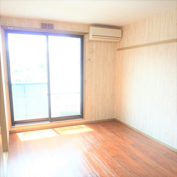 居室・リビング　フローリング仕様のキレうな洋室のお部屋です。