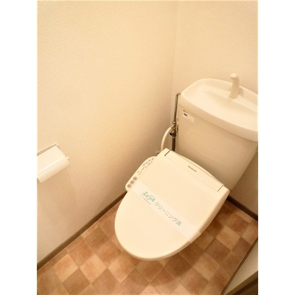トイレ　温水洗浄便座付きのトイレです。
