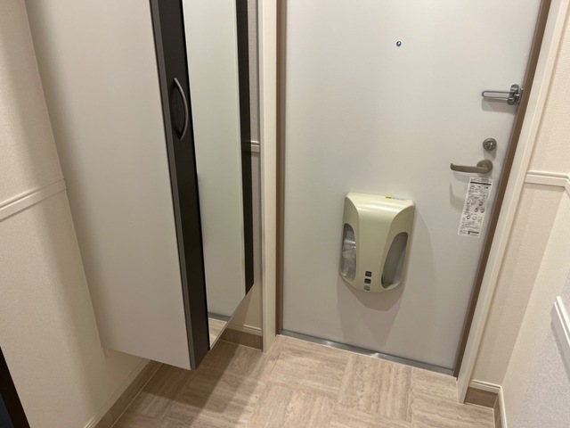玄関　同施工会社の別物件の写真です。採用色は実物と異なります。