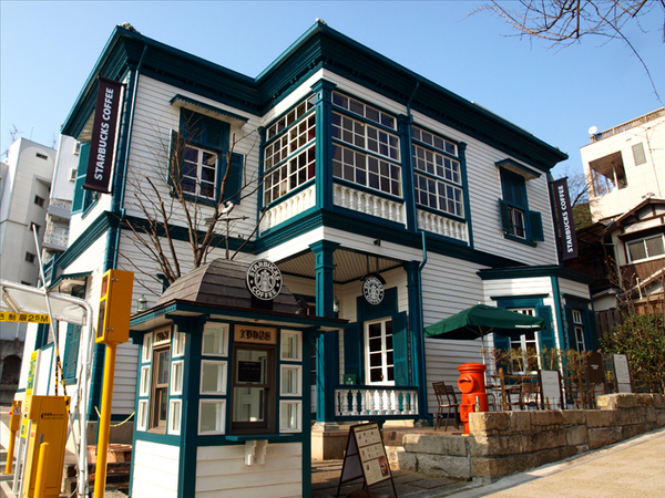 飲食店　スターバックスコーヒー神戸北野異人館店（飲食店）まで407m