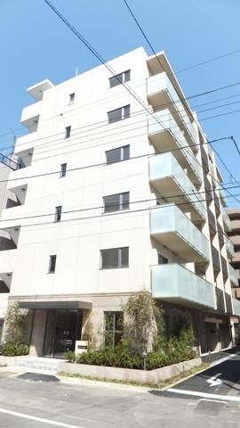 建物外観　白く明るい外観