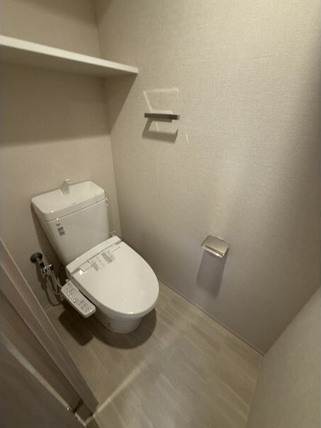 トイレ　落ち着いた色調のトイレです