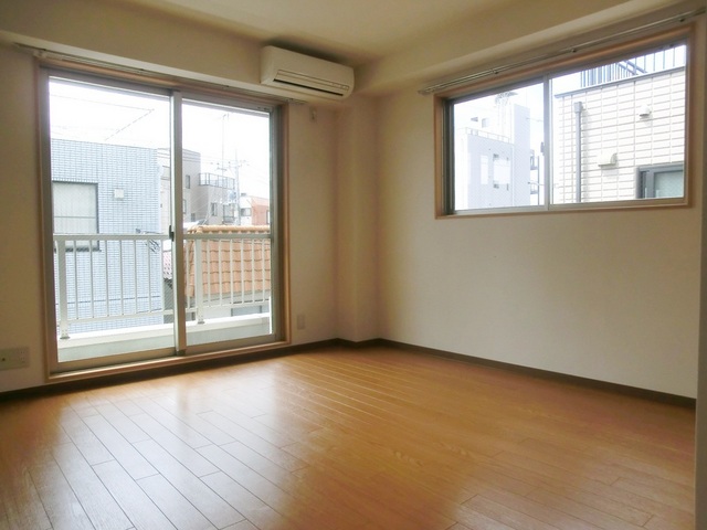居室・リビング　洋室角部屋2面採光の洋室です♪