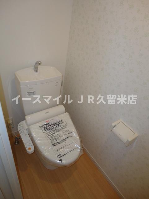 トイレ　落ち着いた色調のトイレです