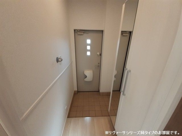 玄関　※参考写真　同建築メーカー施工の同間取完成他物件のものです。