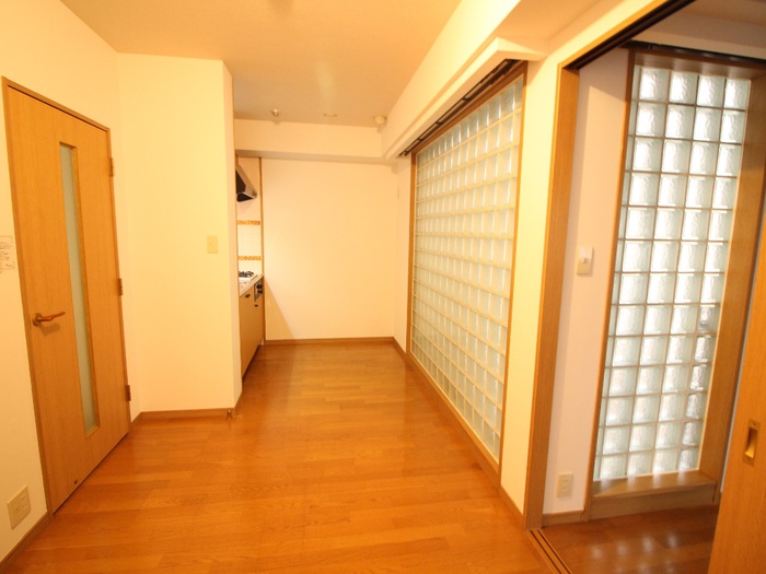 居室・リビング　同じ部屋タイプの別部屋の写真です。現況と異なる場合は現況を優