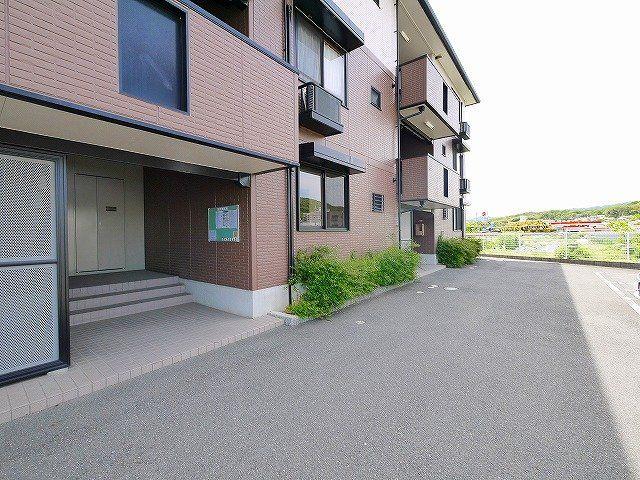 その他共有部分　落ち着いた玄関回りです