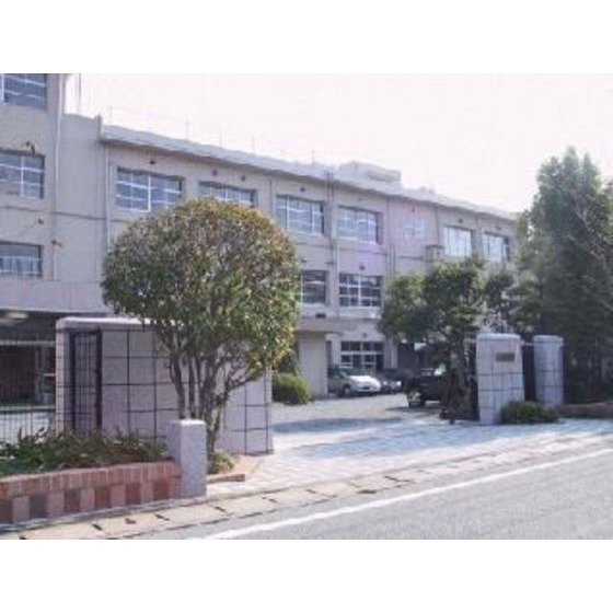中学校　福岡市立吉塚中学校（中学校）まで545m