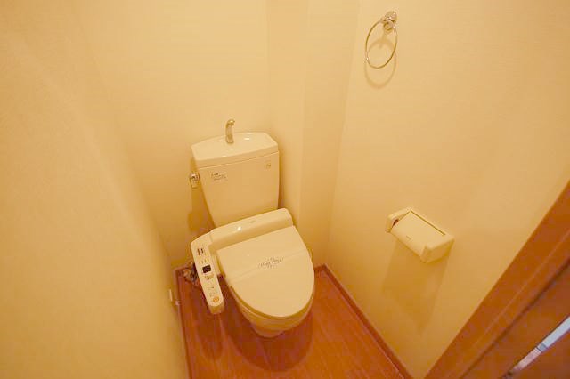 トイレ　※別部屋の参考写真になります。