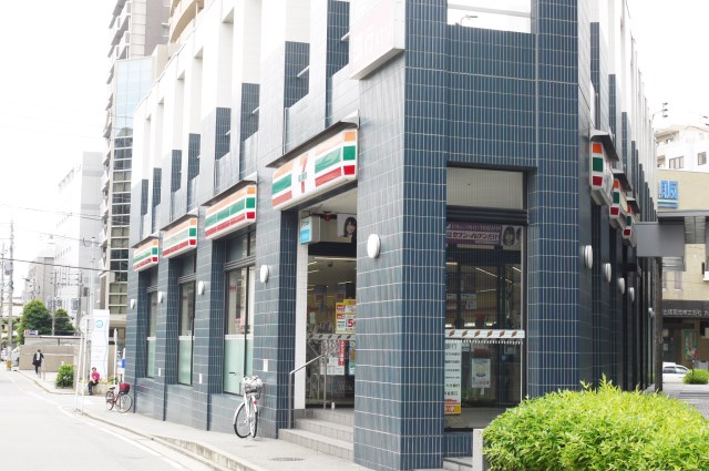 コンビニ　セブンイレブン福岡薬院駅前店（コンビニ）まで135m