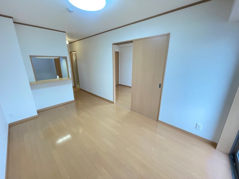 居室・リビング　※106号室の写真です。