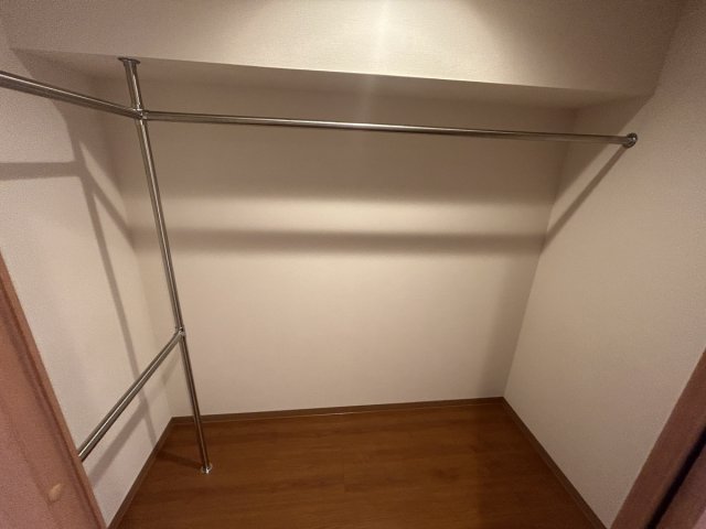 収納　大容量のWICには季節ごとの衣類や趣味の道具もすっぽり収納で