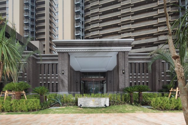 エントランス　重厚感のある建物デザイン♪