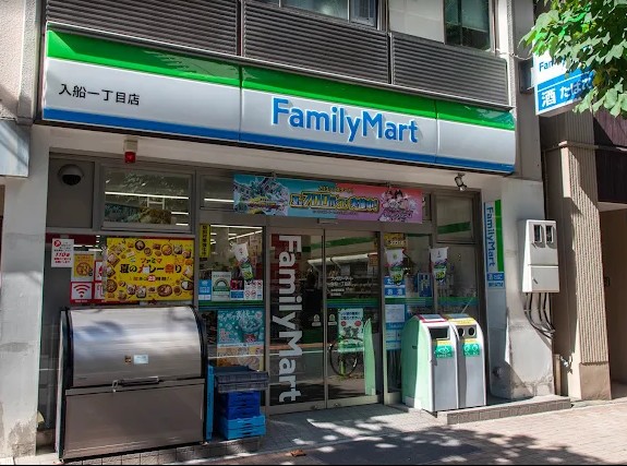 コンビニ　ファミリーマート入船一丁目店（コンビニ）まで92m