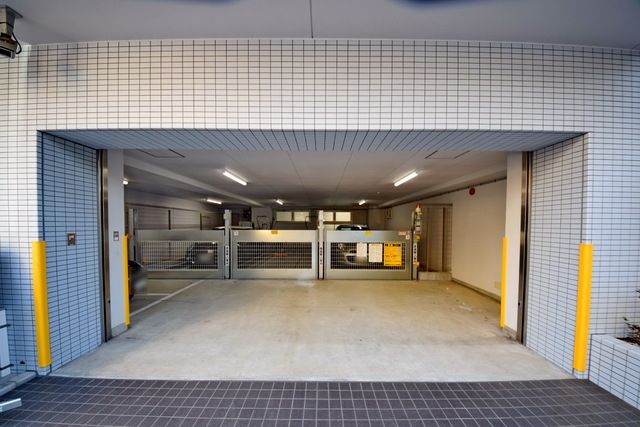 駐車場　敷地内駐車場あり　シャッター付き