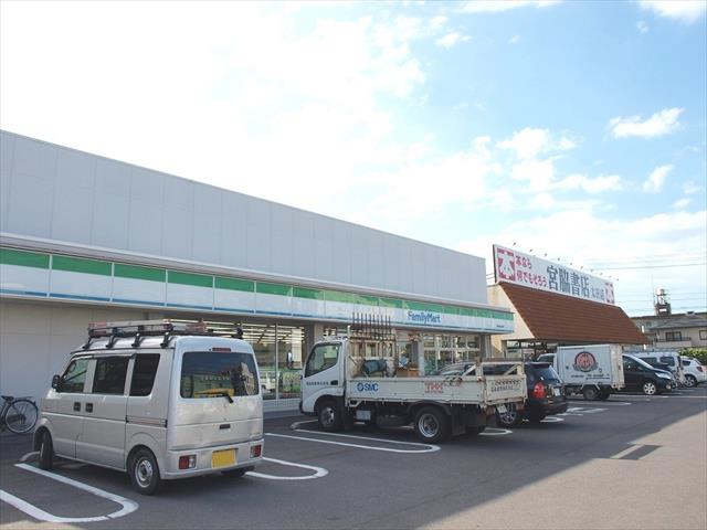 コンビニ　ファミリーマート（コンビニ）まで562m