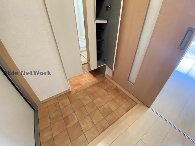 玄関　※同物件別部屋の写真です。