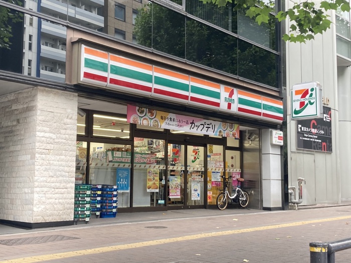 コンビニ　セブンイレブン四谷四丁目店（コンビニ）まで89m