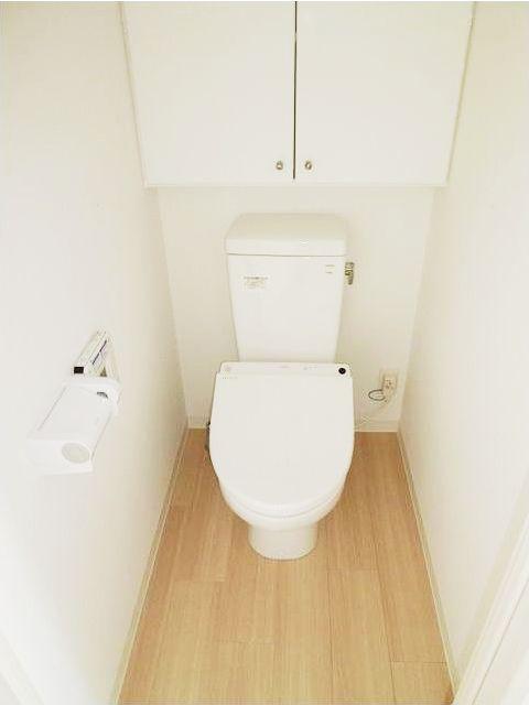 トイレ　落ち着いた色調のトイレです